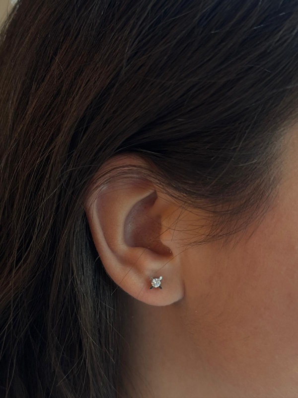 Taşın parlaklığı ve işçiliği beklentimi aştı. Sade ama etkileyici bir tektaş küpe arayanlar için ideal.