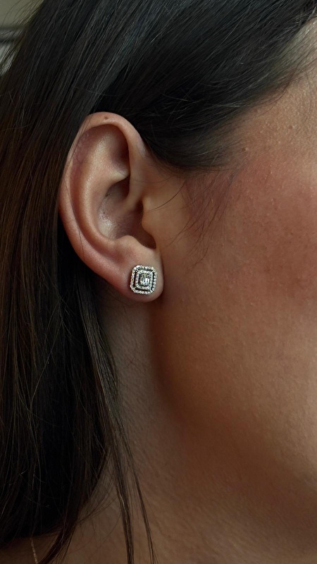 Küpeyi görünce aşık oldum, gerçek hayatta çok daha güzel. Aşırı hafif ve rahatsız etmiyor. Parlaması inanılmaz, özellikle gün ışığında çok şık duruyor.