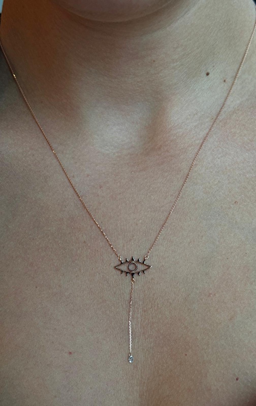 Gerçekten çok tatlı bir kolye! Hem minimal hem şık. Boyunda çok hoş duruyor, sürekli taktığım bir parça oldu. Şans getirsin diye aldım, tasarımı da ruhu da güzel.