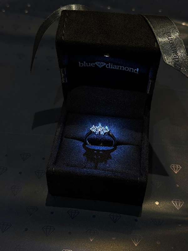 Üç taşın uyumu parmakta çok dengeli ve şık bir ışıltı oluşturuyor. 0,42 karat pırlanta Tria formuyla anlamlı ve zamansız bir duruş sergiliyor.