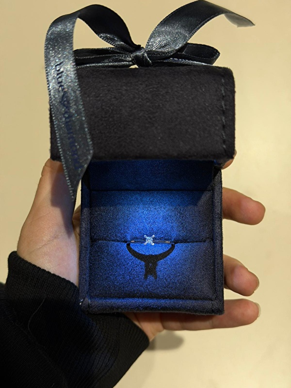 Kutusu ve sunumu özenli, hediye olarak da çok güzel bir seçenek.