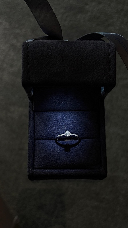 0,26 karat oval pırlanta, zarif ve minimal bir şıklık sunuyor. Günlük kullanımda hem rahat hem göz alıcı bir tercih.