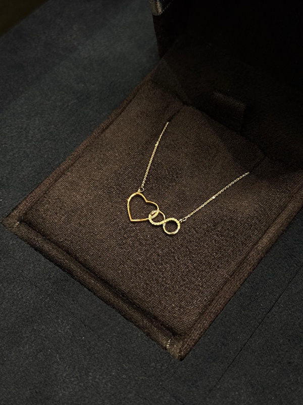 Ne abartılı ne sade, tam kararında bir şıklığı var. Her gün rahatlıkla takılabiliyor