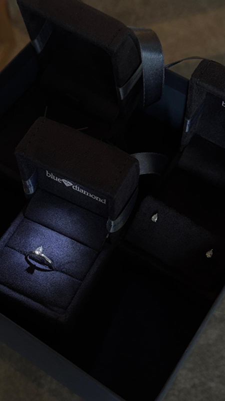 Yüzük ve küpeyi bir arada aldım, uyumları inanılmaz zarif bir set oluşturuyor. Hediyeniz için çok teşekkür ederim, gerçekten çok özel hissettirdi