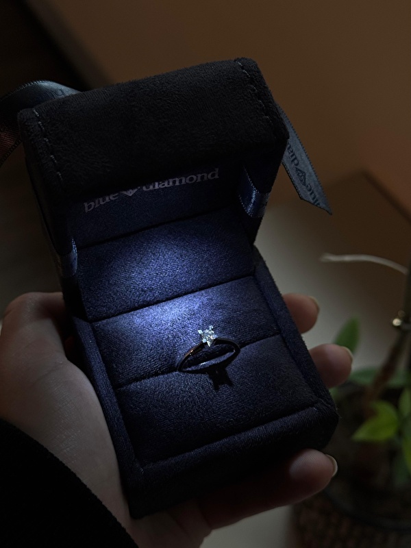 Denedim, parmakta çok zarif duruyor. Minimal boyutuna rağmen pırlantanın ışıltısı hemen fark ediliyor.