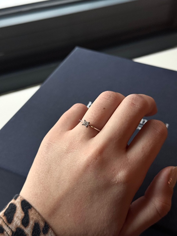 Fotoğraflardan daha parlak ve canlı duruyor. Işığı yakaladıkça ışıltısı hemen fark ediliyor.