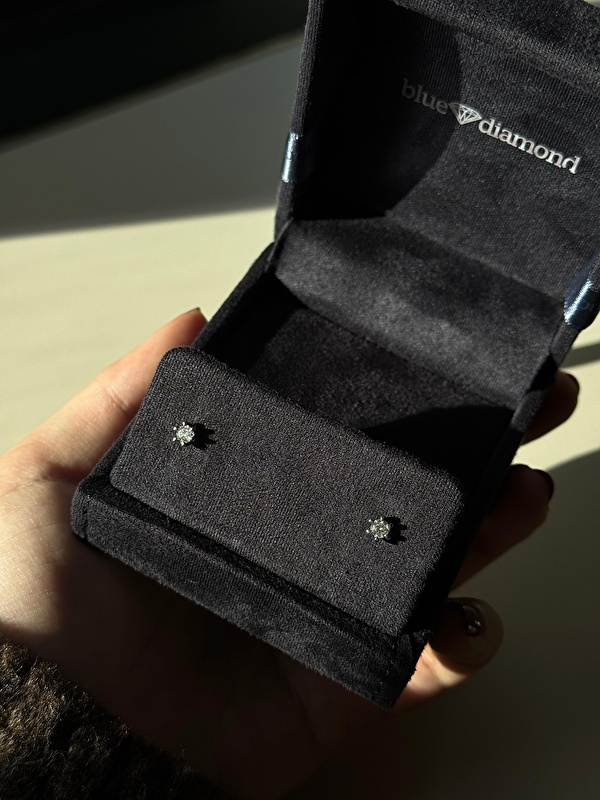 Minimal görünüm, maksimum etki… Pırlanta tektaş küpenin en güzel hali