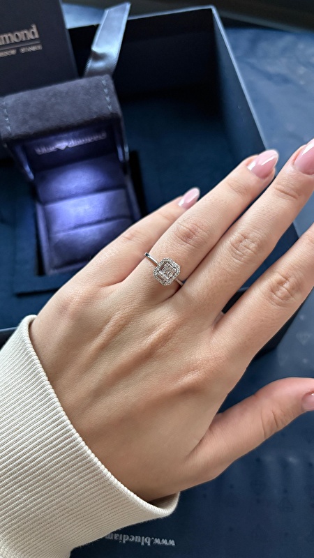 Zarif ve feminen bir yüzük arıyorsanız kesinlikle öneririm. Tasarım hem modern hem de klasik stil ile uyumlu, kombin yapmak çok kolay.