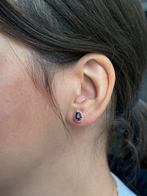 Ametistin mor tonu ve pırlanta ışıltısı çok zarif bir uyum sunuyor. Özel tasarım detayları küpeyi gerçekten dikkat çekici kılıyor.