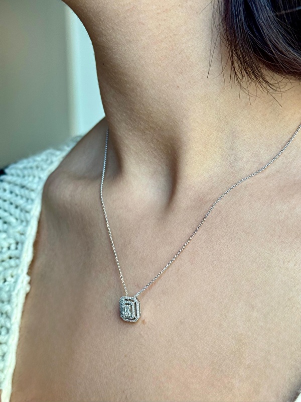 Baget pırlanta kolye tek kelimeyle zarif! Zincir uzunluğu tam ideal, boyunda inanılmaz duruyor. Hem günlük hem özel gün kombinlerimde favorim oldu