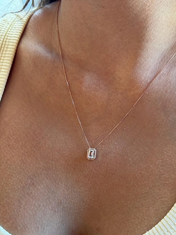 Uzun zamandır böyle şık ama abartısız bir kolye arıyordum. Blue Diamond'dan alışveriş yapmak da her zamanki gibi çok keyifliydi. Hem kutulama hem teslimat süreci çok özenliydi.