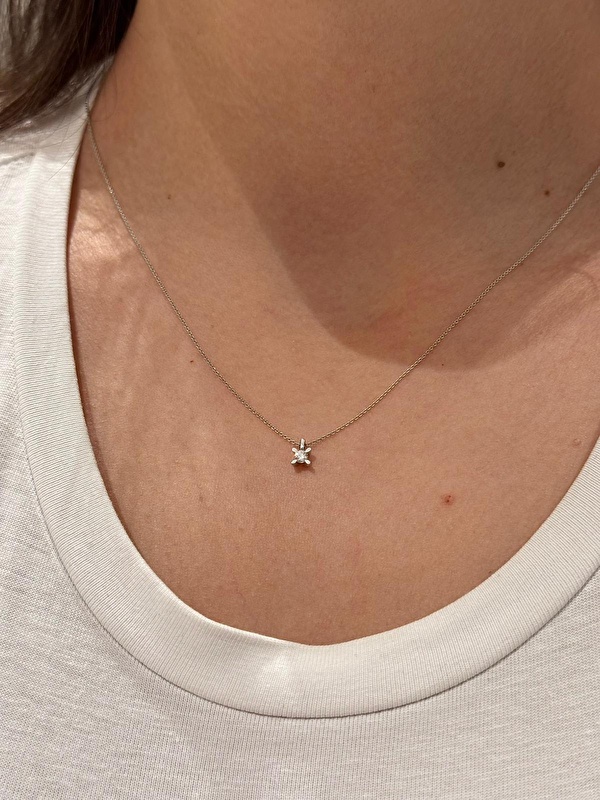 Pırlantanın parlaklığı ve işçiliği beklentimin üstünde. Sade ama etkileyici bir tektaş kolye arayanlar için ideal.