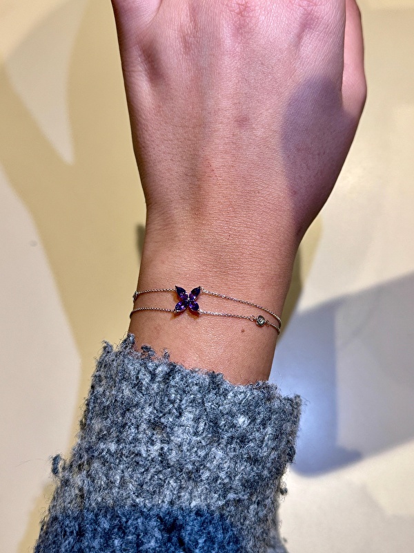 Doğum günümde eşim hediye etti, kutusunu açtığım an bayıldım! Hem anlamlı hem de çok zarif bir hediye. Her taktığımda o anı hatırlıyorum.