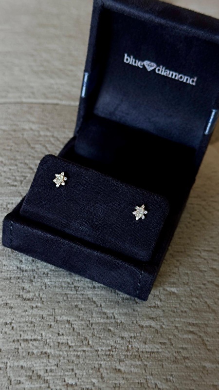 Oval kesim pırlanta ve lotus formu küpeye yumuşak ama dikkat çekici bir şıklık kazandırmış. Zamansız bir tasarım