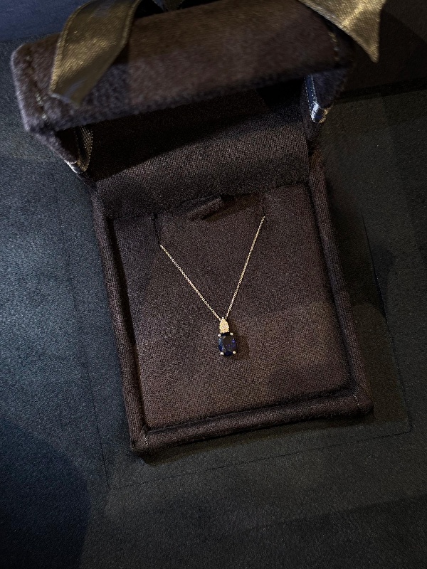 Safirin rengi çok asil, pırlantalarla birleşince boyunda gerçekten büyüleyici duruyor.