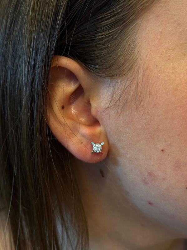 Minimal görünümünün altında lüksü hissettiren, her kombini anında tamamlayan bir parça