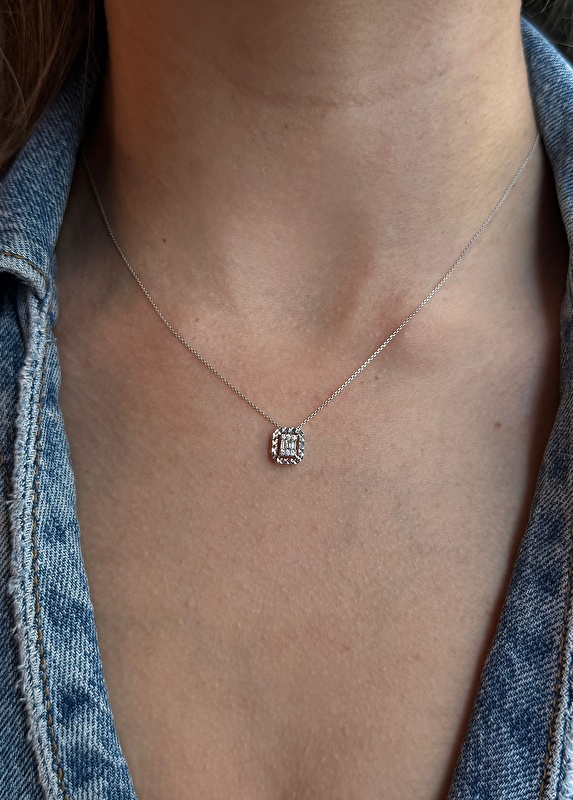 Blue Diamond kalitesi yine farkını gösteriyor. Baget pırlantanın modern havası bu kolyeyi çok özel kılıyor. Şıklığıyla tam bir tamamlayıcı.
