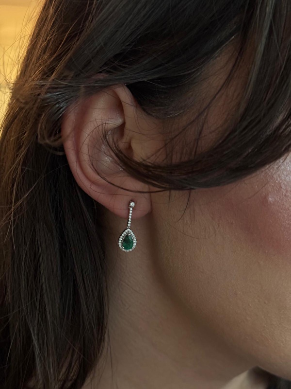 Zümrüdün derin ve canlı tonu pırlantanın ışıltısıyla mükemmel bir uyum yakalıyor. Kulağa takıldığında çok zarif ve kaliteli bir duruş sergiliyor.