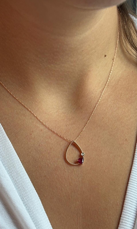 Yakutun canlı rengi ve pırlantaların ışıltısı çok zarif bir uyum oluşturuyor. Hem anlamlı hem şık bir kolye arayanlar için ideal.