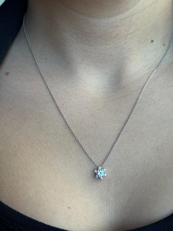 Fotoğraflardan daha canlı ve parlak duruyor. Zarif ama sıradan olmayan bir kolye arayanlara birebir