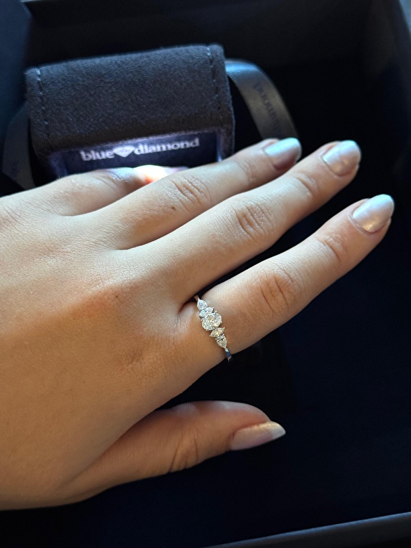 Oval kesim pırlanta ışığı çok güzel yansıtıyor ve vintage detaylar ona özel bir karakter katıyor. Günlük ve özel kullanımlarda rahatlıkla tercih edilebilir.