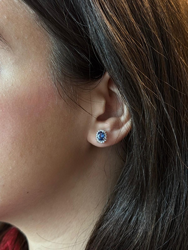 Safirin rengi çok asil, pırlantalarla birleşince kulağa inanılmaz şık duruyor.