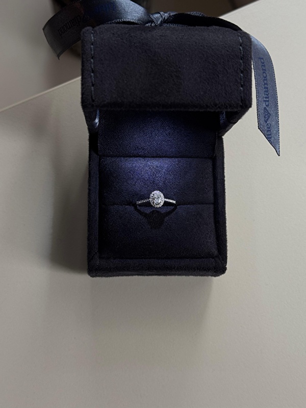 İlk taktığım anda stilime karakter kattığını hissettim. Hem günlük hem özel kombinlerle rahatlıkla uyum sağlıyor