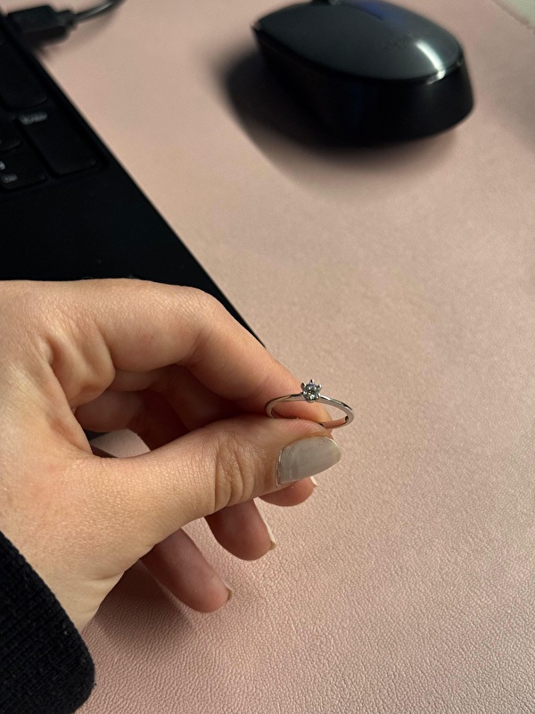 İlk taktığım anda sade ama etkileyici bir model olduğunu hissettim. Günlük kullanım için de çok ideal.