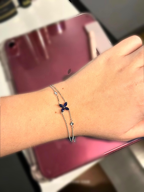 Denedim, bilekte duruşu gerçekten çok asil. Safirin derin rengi pırlantayla birleşince etkisi hemen fark ediliyor