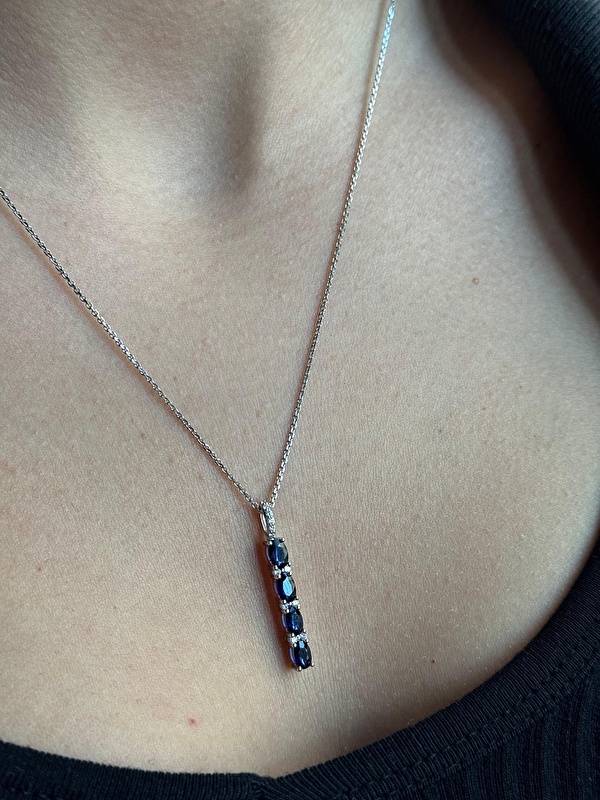 Safirin rengi ve pırlantaların ışıltısı bir araya gelince ortaya gerçekten büyüleyici bir kolye çıkmış. Boyunda duruşu muhteşem