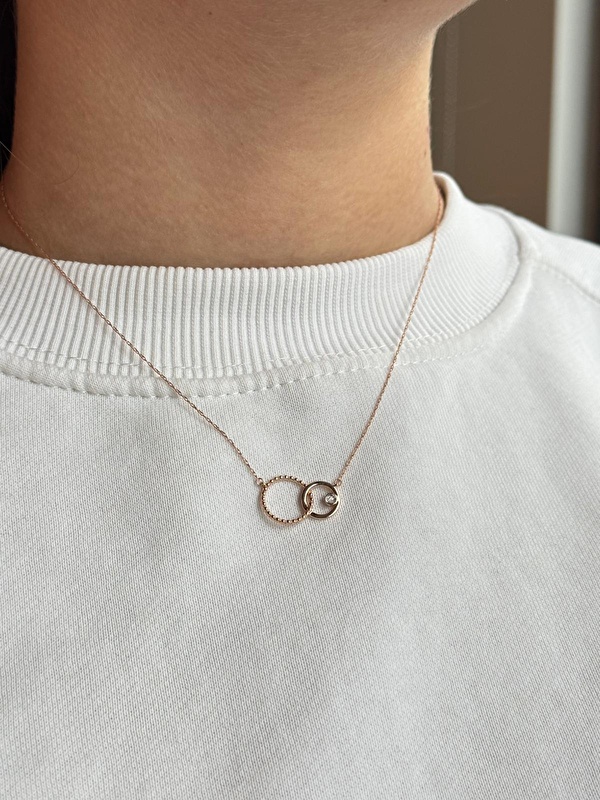 Sade tasarımıyla günlük kullanım için ideal, hafif ve rahat.