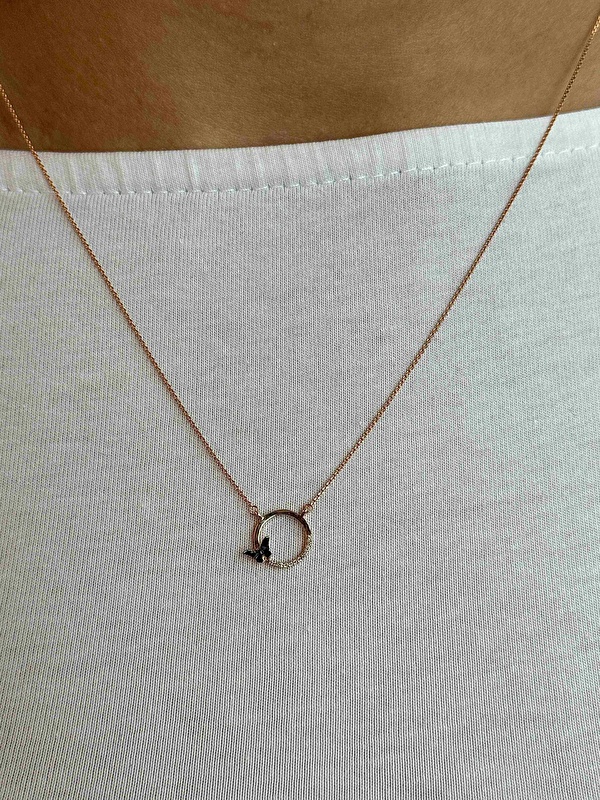 Günlük kullanım için aldım ama o kadar zarif duruyor ki her kombine uyuyor. Parıltısı tam kararında, adeta boynumda şans gibi taşıyorum.