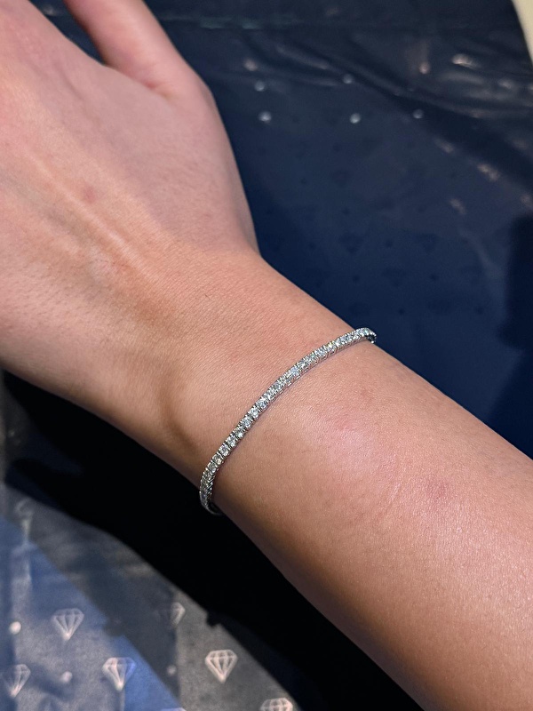 Bilekte çok zarif ve temiz bir duruşu var, pırlantalar ışığı güzel yansıtıyor. Günlük kullanımda bile şıklığı hemen fark ediliyor