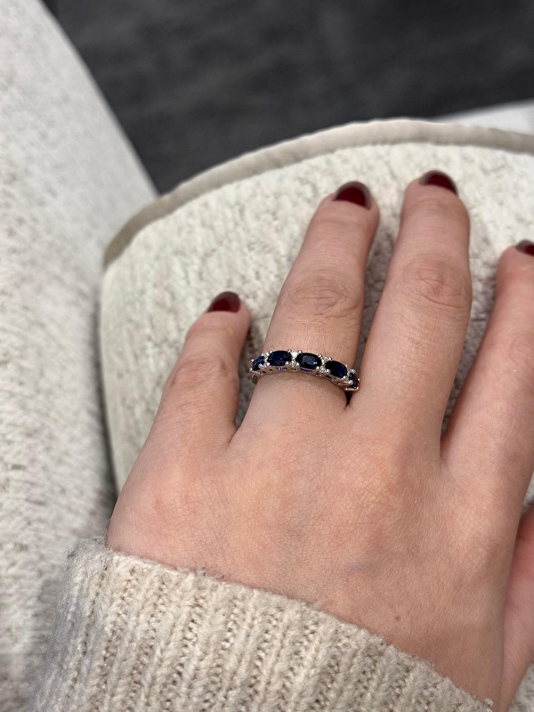 Safirin rengi inanılmaz canlı, özel tasarım olduğu parmakta duruşundan hemen belli oluyor. Pırlantalarla birleşince gerçekten çok asil duruyor.