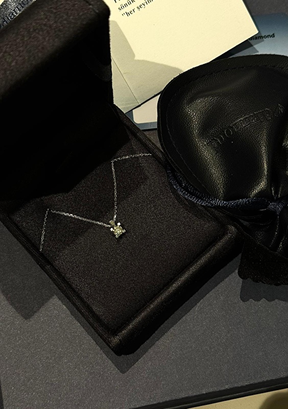 Minimal boyutuna rağmen pırlanta oldukça dikkat çekici. Hem klasik hem modern kombinlerle rahatlıkla uyum sağlıyor.