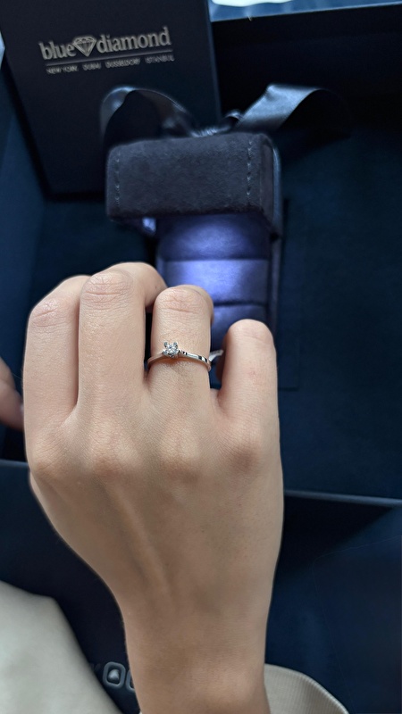 Parmaklarım çok ince bu sebeple böyle zarif taşları kendime daha çok yakıştırıyorum. Görseliyle birebir aynı ürün geldi tereddüt edenler için