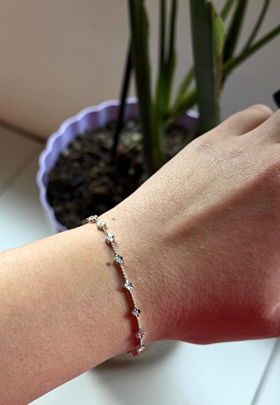 Denedim, bilekte çok ince ve zarif duruyor. Minimal olmasına rağmen ışıltısı hemen fark ediliyor.