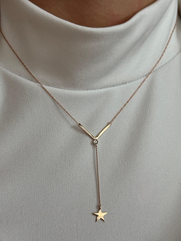 Yıldız formu zaten çok zarifti, pırlanta ışıltısıyla birleşince boyunda harika duruyor.