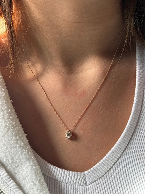 Topaz taşı beklediğimden daha canlı ve güzelmiş. Kolye boyu da tam ideal, boynumda çok zarif duruyor.”