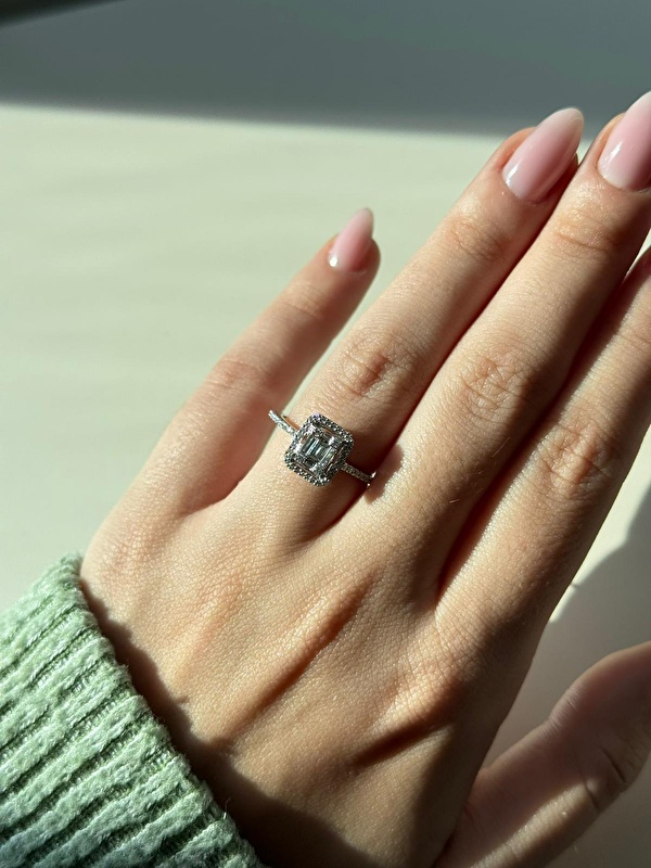 Baget kesimin net parlaklığı ve işçilik kalitesi gerçekten etkileyici. Hem günlük hem özel kullanıma uyum sağlayan bir parça.