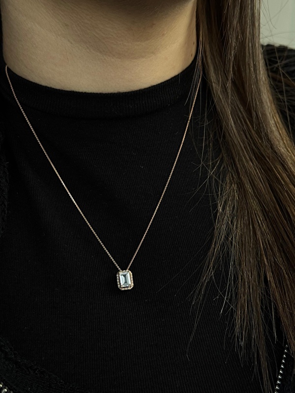 Topazın rengi çok canlı, pırlantalarla birleşince boyunda gerçekten çok şık duruyor. Takınca hemen fark ediliyor.