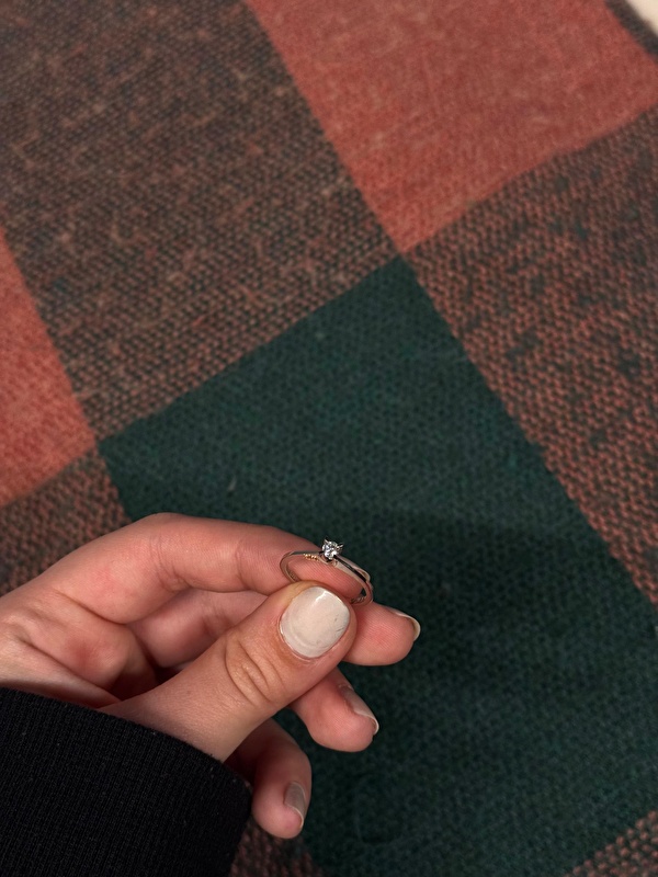 Parmakta duruşu çok temiz ve dengeli. Denedim ve gerçekten kendini özel hissettiren bir yüzük.