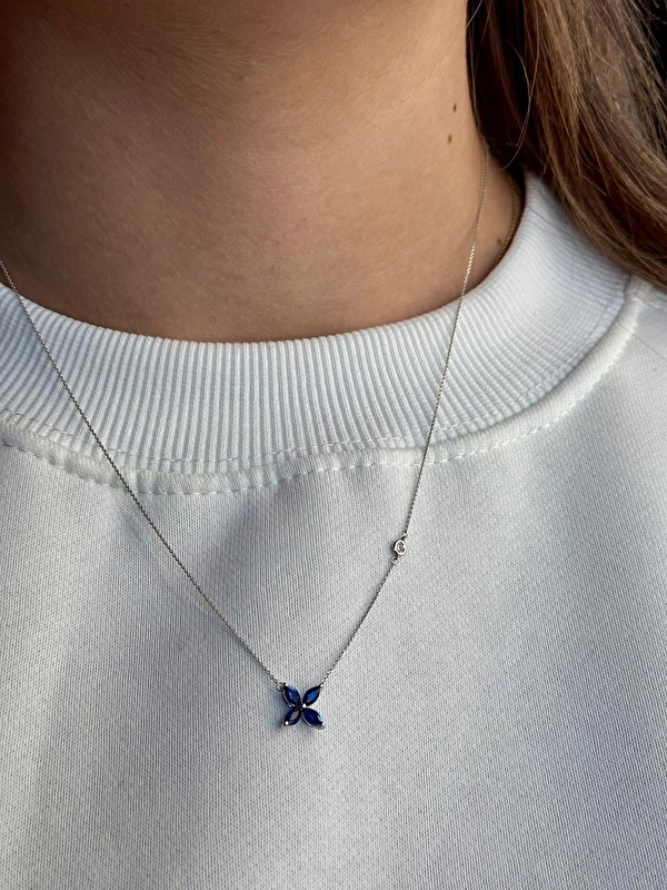 Safirin rengi çok berrak, çiçek formu da kolyeye çok tatlı bir zariflik katmış. Gerçekte fotoğraftakinden bile daha şık duruyor.