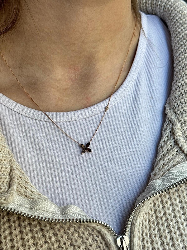 Smoky kuvarsın rengi çok yumuşak bir ton, ışıkta hafifçe değişiyor. Çiçek formu kolyeyi çok zarif göstermiş.