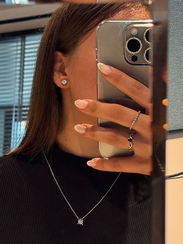 Uzun zamandır böyle bir tektaş küpe istiyordum. Hem boyutu hem parlaklığı tam istediğim gibi çıktı. Kendime aldım ama gören herkes çok beğendi.