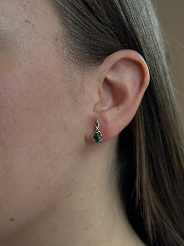 Zümrüdün yeşil tonları ve pırlantanın ışıltısı birleşince ortaya harika bir parça çıkmış. Küpenin sonsuzluk formu hem anlamlı hem de çok zarif. Gözüm üzerinde, herkesten övgü alıyorum. Her kadının takı kutusunda böyle özel bir parça olmalı!