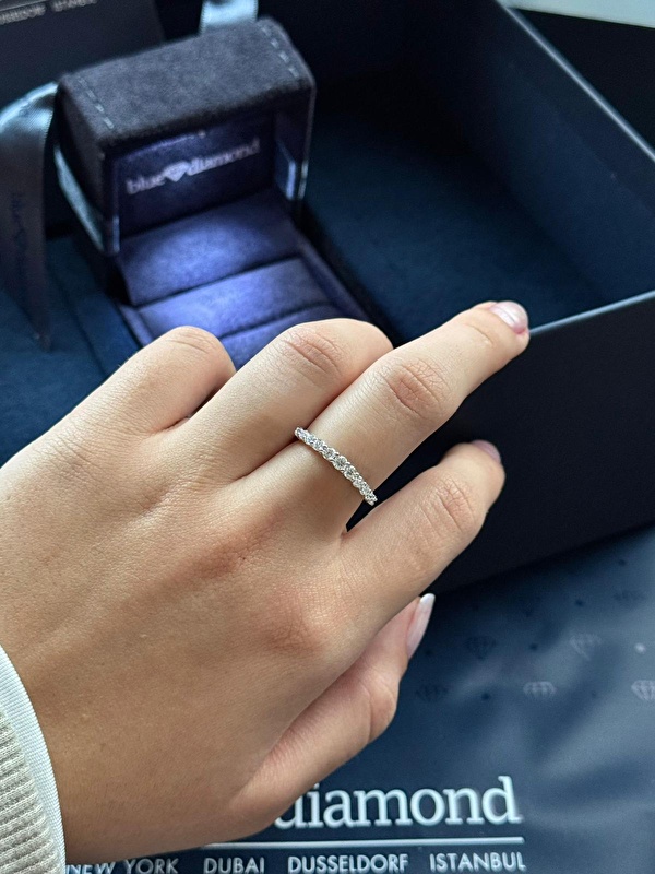 Eşim yıldönümümüzde hediye etti, gerçekten büyülendim. Taşın parıltısı nefes kesici, yüzük boyunda mükemmel duruyor. Her taktığımda o özel günü hatırlıyorum