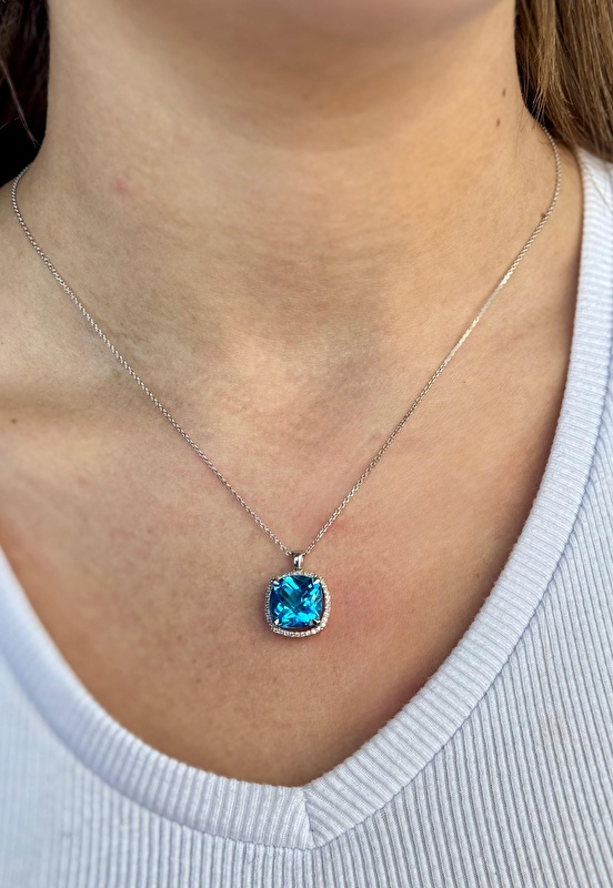 5,00 karat blue topaz taşının göz alıcı mavisiyle tasarlanan bu kolye, zarafeti ve ışıltıyı tek parçada birleştiriyor. Pırlanta detaylarıyla daha da şık bir görünüm sunan model, özel günler için kusursuz bir tamamlayıcı.
