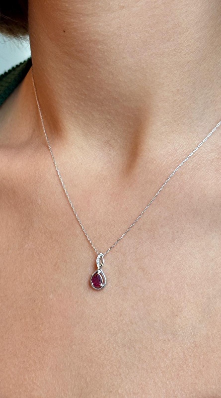 Yakut taşının rengi o kadar canlı ki, her taktığımda enerjimi yükseltiyor. Sonsuzluk modeliyle birleşince anlamı da çok özel bir hale geliyor. Gerçekten çok zarif bir kolye.