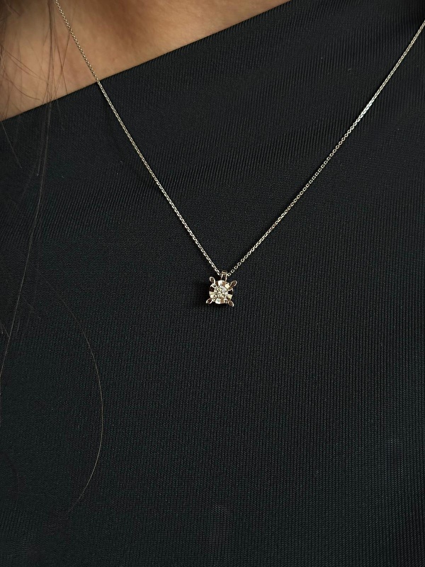 Her kombinle uyum sağlıyor. Özellikle günlük takıda fazla abartı sevmeyenler için çok hoş bir seçenek.